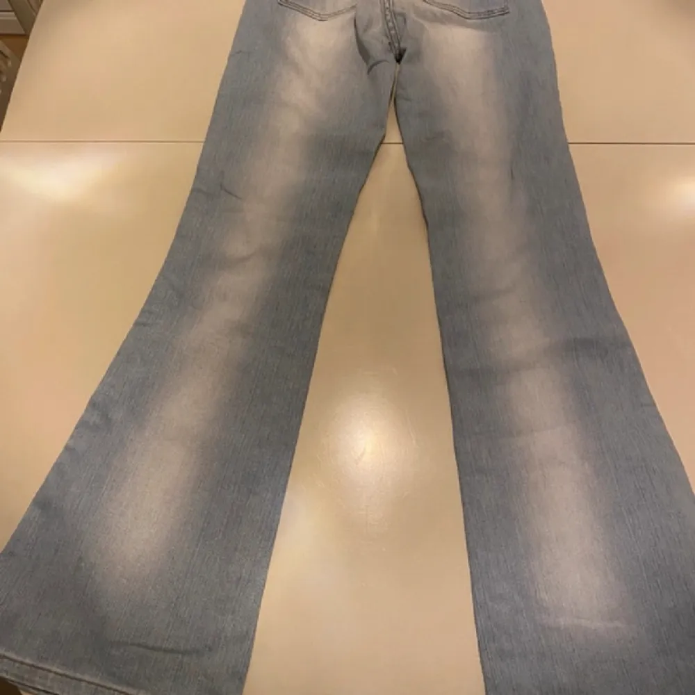 Supersnygga wrangler jeans i jättefint skick. Något stretchiga med låg midja, Bootcut. Storlek 28/32💞skriv för fler bilder. . Jeans & Byxor.