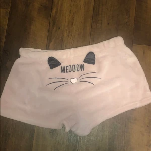 MJUKIS SKJORTS MED TRYCK - PRIS+FRAKT😊Älskar dessa byxor, då dom e mjuka på både utsidan och insidan. 🤍Men knappt använda då de ej passar.( skulle nästan säga nyskick ) inga skador som jag ser. Storlek XL men skulle säga att dom e M/L.☺️