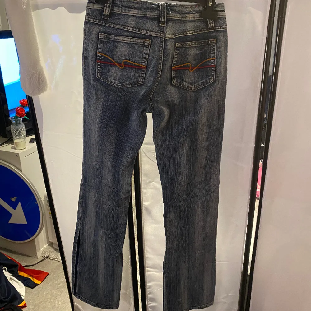 Skit snygga jeans som är lite utsvängda. Det står att det är storlek M, men passar mig som har ish storlek 34 i midja och är 168 lång. Det är bara att fråga om flera bilder! . Jeans & Byxor.
