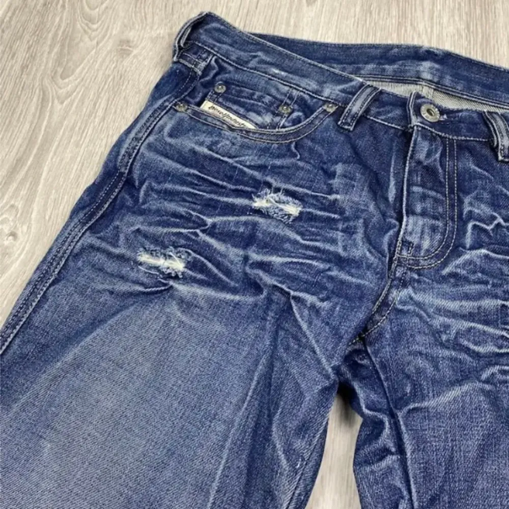 Säljer dessa as snygga jeans från diesel som köptes second hand med cool design! Kontakta mig med mer info om tex mått🙈💞. Jeans & Byxor.
