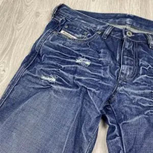 Säljer dessa as snygga jeans från diesel som köptes second hand med cool design! Kontakta mig med mer info om tex mått🙈💞