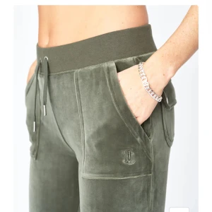 Juicy Couture byxor - Säljer dom för de inte kommer till användning. Säljer för 500 och betalde 1200kr ny ifrån jackie🙈 jag möts bara upp och priset kan diskuteras. Skriv för fler bilder❤️