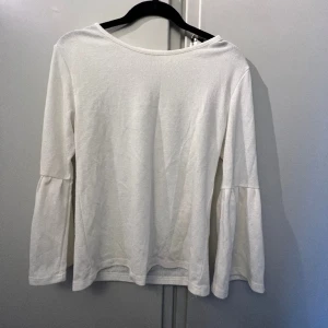 Fin vit volangtopp  - Vit volangtopp/tröja från jacquline de Yong. Inte mycket använd och säljes pga att den ej passar mig längre. Den är i stickat material och storlek xs men passar säkert xxs & s också.  (Laddat upp denna på Vinted med)   Tryck gärna på köp nu 😇💘