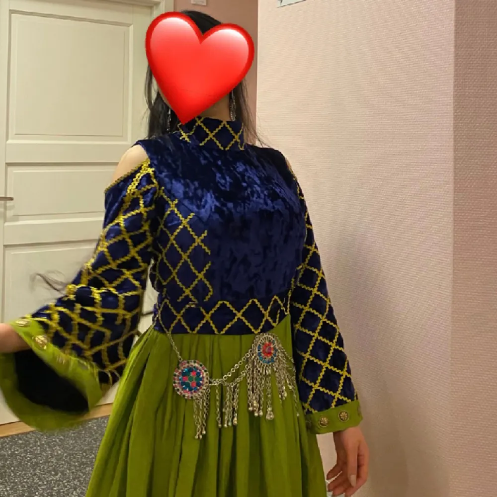 Säljer min fina afghanska klänning, även känd som Aryana Sayeeds klänning, har använt två gånger, storlek S/M, säljer den för 1600kr. Jag har själv storlek Xs o den passar perfekt:) . Klänningar.
