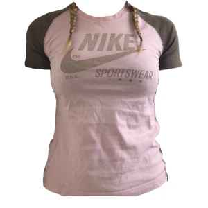 T-shirt - Supersöt vintage nike t-shirt i använt men bra skick, skriv om du har några frågor💕