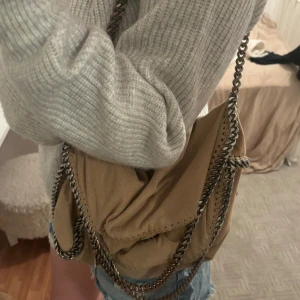 Stella McCartney falabella väska - Så snygg McCartney väska i en beige färg! Det är en stor modell och måtten är 37 bred, 26 hög och 9 djup. Skriv för fler bilder🩷 pris går att diskuteras vid snabbt köp