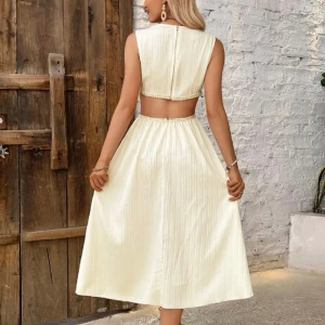 Beige klänning - Beige klänning med mellanrum (ser ut som set). Aldrig använd. 