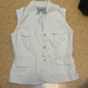 Väst - Super snygg och stilig väst i en lite krämig vit! Mammas vintage