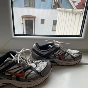 Nike Sneakers  - SUPER snygga sneakers som jag köpte på Uptown Cheapskates i USA. Sulan var sönder och har limmat ihop dem, inte använda någon gång av mig men som sagt begagnade och går säkert att fixa dem på bättre sätt