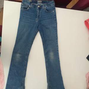 Orginalpris 450 kr, jeans med bootcut. 