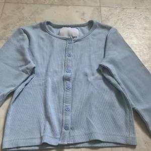 Ljus blå bomullskofta  - Mysig ljus blå bomullskofta! Liten i storleken.