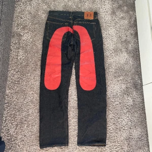Evisu  - Säljer ett par Evisu jeans då de ej kommer till användning längre. 