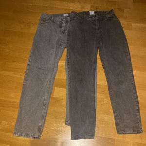 Grunt jeans - 2 st jeans som jag har växt ur ut, så säljer dem här för han ingen användning av dem. Den svarta har inga håll eller någon skada, men den grå har ett litet hål vid rumpan. Man kan köpa båda för 600kr eller en för 350kr, pris kan diskuteras. 
