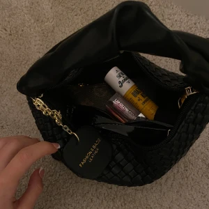 Svart väska  - Jätte fin svart axelremsväska( långt band tillkommer), 