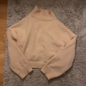 Stickad tröja - Stickad tröja i nude rosa färg, jättegosig!