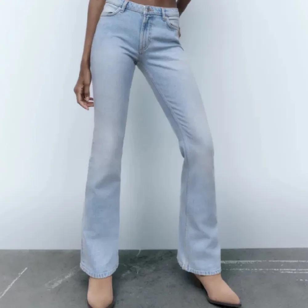 Säljer dessa zara jeans i super bra skick, ändats använda 1-2 gånger. Köptes i november 2022💕 (första bilden är lånad) . Jeans & Byxor.