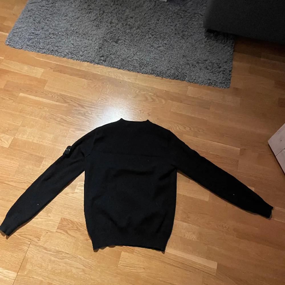 En Stone island tröja stickad storlek s. Fint skick säljer den pga för liten. Dm:a om ni har frågor . Hoodies.