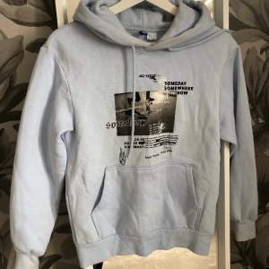 Ljusblå hoodie