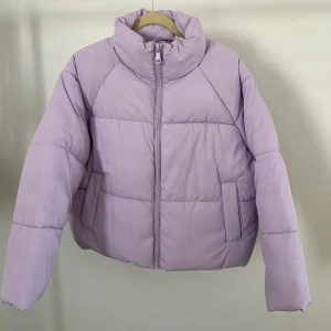 Monki cropped puffer jacket XS - Monki vinterjacka lila färg. Storlek xs. Bra skick! 