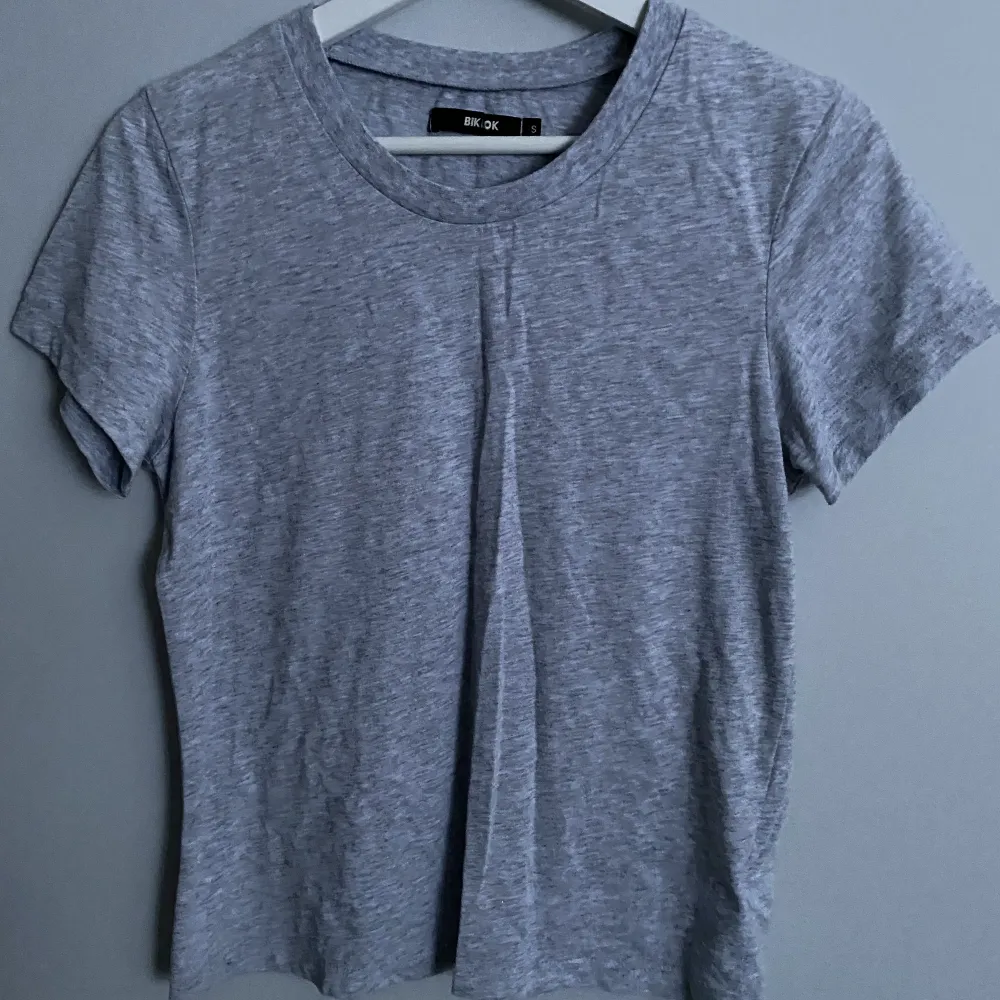 Vanlig grå t-shirt från Bik Bok. Fint skick inte använd så mycket. Köparen står för frakten. Köp via ”Köp nu” 🩷. T-shirts.