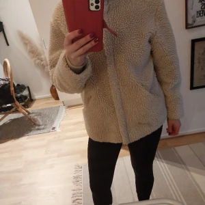 Jacka - Pilejacka. En liten fläck som antagligen går bort i tvätten se bild 3. Jag är 165 och är en storlek small och det finns plats för en stikad tröja i modellen. 