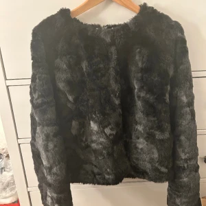Pälsjacka - Superfin pälsjacka från ONLY! Nyskick och har små leopardmönster vilket är skitsnyggt! 💗Pris kan diskuteras!!