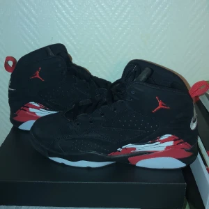 Det här är Jordan 6 de är lite använda -  De här skorna jättebra jag har använt dem en gång och bra kvalitet
