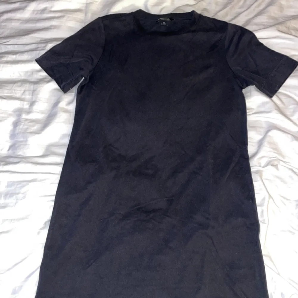 En svart (lite glansig) T-shirtklänning från Monika. Strl xs. Klänningar.