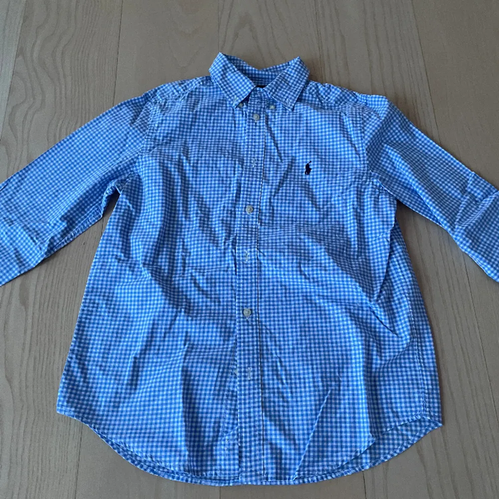 Säljer denna polo Ralph Laurent skjorta då den inte passar mig längre. Skick 10/10, inga defekter. Size är barn storlek large men sitter som xs i vuxen storlek. Priset kan definitivt diskuteras. Bara att skriva om det finns funderingar!💯. Skjortor.