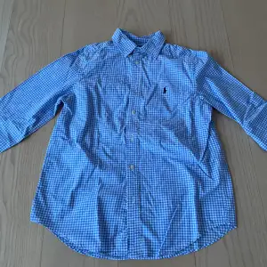 Säljer denna polo Ralph Laurent skjorta då den inte passar mig längre. Skick 10/10, inga defekter. Size är barn storlek large men sitter som xs i vuxen storlek. Priset kan definitivt diskuteras. Bara att skriva om det finns funderingar!💯