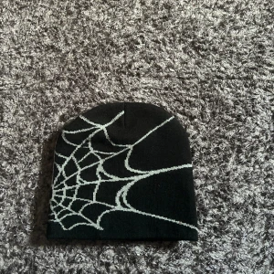 Yk2 mössa  - Knapp använd, säljer den för att jag inte använder den. Köptes för 400kr