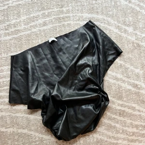 Hanna schönbergs x nakd - Läder topp one shoulder