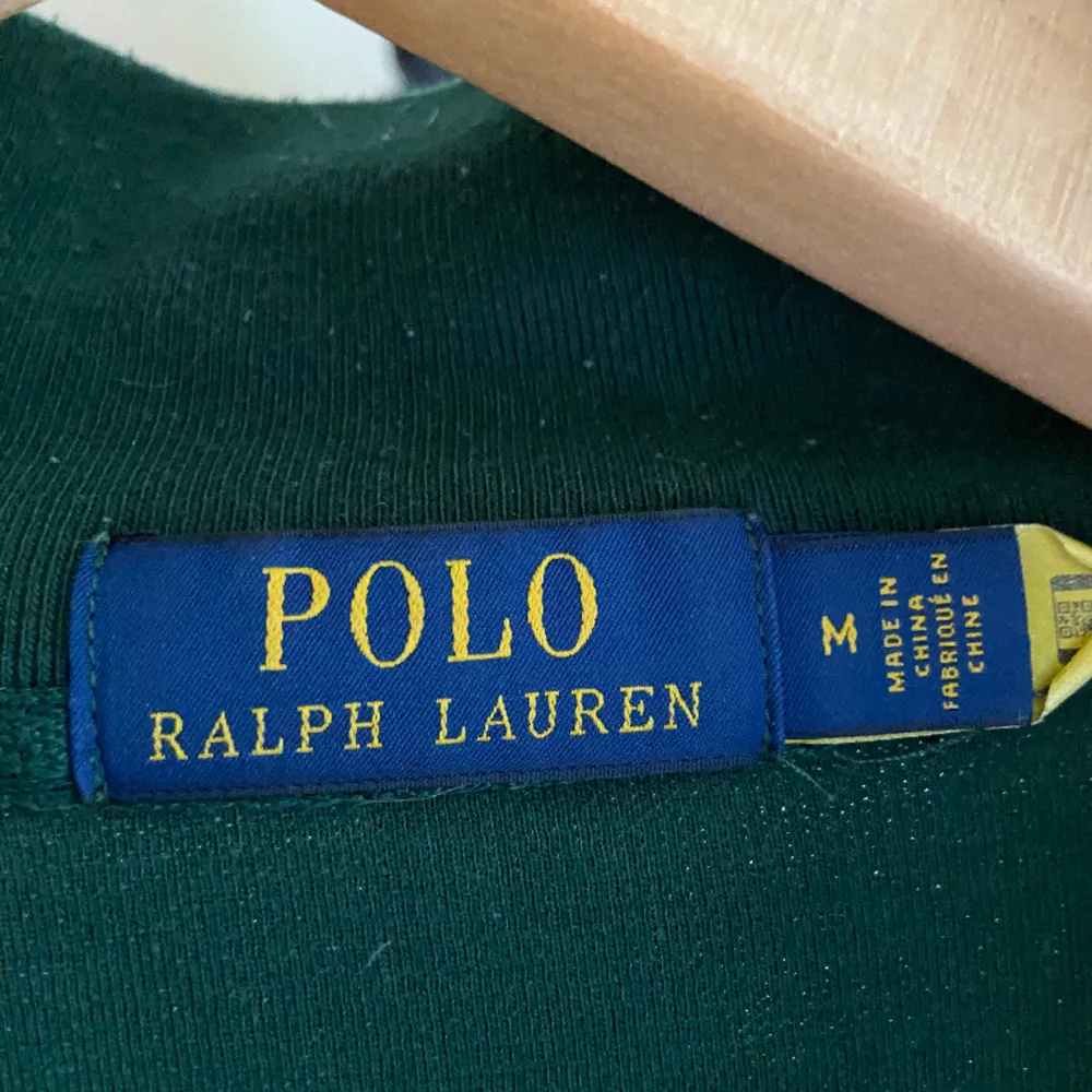 Säljer min gröna Ralph Lauren 1/4 Zip. Har växt ut den, använd men inga fläckar, condition 9/10.  pris går att diskuteras. Hoodies.