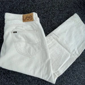Lee jeans - Super fina lee jeans i modellen ASHER. Ny skick, oanvända, nypris ca 999kr. Hör av er vid funderingar, mitt pris: 299, strl 32/32
