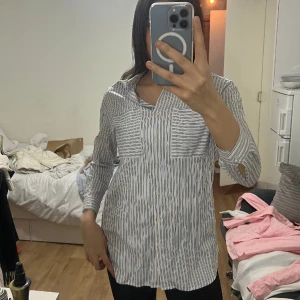 Oversize poplinskjorta - storlek xs/s - Poplinskjorta till salu, storlek XS och passar som S. Endast använd 2 gånger. Köparen står för frakten.