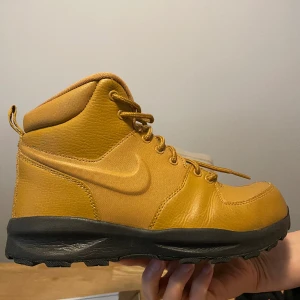 Nike skor  - Nike vinterskor som är nästan helt nya. Skicket är 9/10 då de bara har används 2 gånger. Finns fler bilder och om ni undrar något är det bara att fråga. 