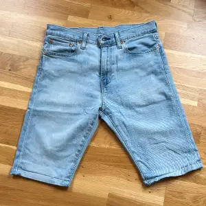 Levis shorts skick: 9/10 Längd 30 Waist 32 Egengjorda jeans dvs klippt av så att jeansen blir till shorts