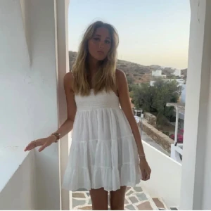 Zara klänning - Säljer nu min zara klänning då den är för kort på mig (ca 172) är jag. Den är i storlek M men sitter mer som en S💕