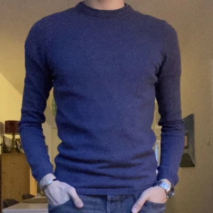 Massimo Dutti kashmirtröja - riktigt snygg tröja i 4% kashmir och 96% ull från massimo dutti sitter ganska tajt på mig som är 181 lång. Finns några små hål men absolut inget som märks eller syns. 🙌