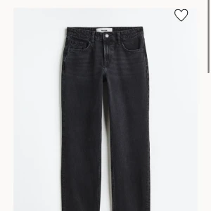 Svarta jeans  - Svarta straight jeans, aldrig använda pågrund för stora och har it nån form av skada kan skicka mer bilder på d🤍