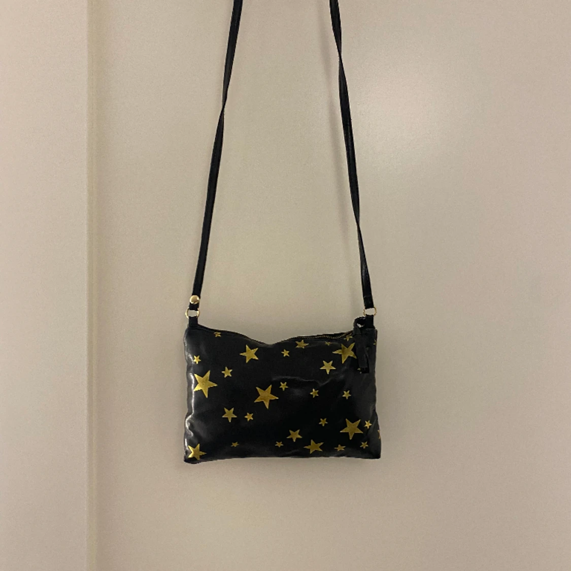 Svart väska med stjärnor