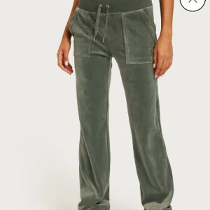 Juicy byxor - Supersnygga juicy byxor i storlek XS. Toppenskick förutom att en metallgrej har lossnat men limmats på igen, knappt synbart, syns på sista bilden på snöret.