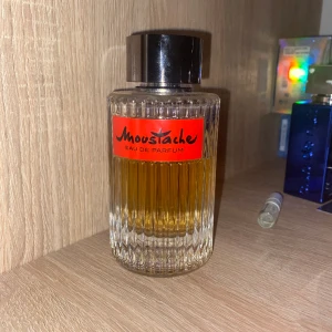 Rochas moustache - Säljer min rochas moustache drygt hälften kvar av 125 ml. Det är en äldre batch som sägs hålla längre och doftar bättre