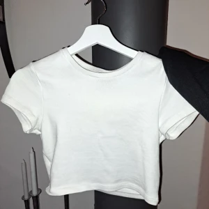 T shirt - Kortare vid t shirt från gina tricot. Lite tjockare material. Använd någon enstaka gång Storlek m Frakt tillkommer