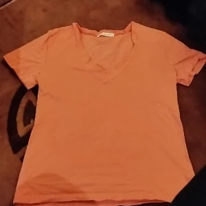 Rosa y2k tröjja - Rosa använd y2k tröja, skulle nog passa med blåa low rise flares, som jag även säljer i ett annat inlägg🤘⚡😺