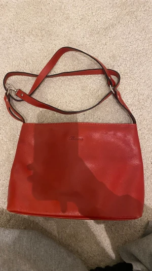 röd väska - supersöt röd väska! jätte bra fack. Köpt secondhand 