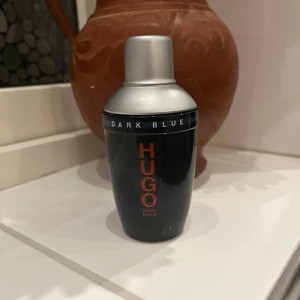 Hugo Boss Dark Blue Parfym 75ml - Hugo boss dark blue parfym, nästan helt oanvänd. Det är en frisk och ren doft. Erbjuder frakt och om du undrar något fråga gärna!