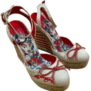 Coola röda och vita skor från Ed Hardy i storlek 38. Ställ gärna frågor!😊