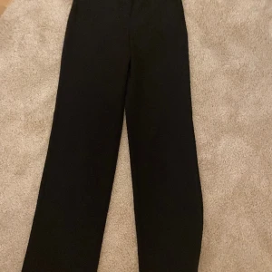 Kostymbyxor - Säljer dessa nästan oanvända kostymbyxor från Vera Moda! Jätte fint skick, använda kanske 3gånger!