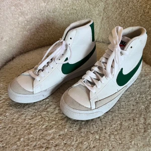 Snygga Nike Blazer Mid '77 sneakers - Jättefina höga sneakers från Nike, modellen är vintage. Tycker de känns lite för platta för min fot. Inköpta 2022 men har stått i garderoben större delen av tiden.